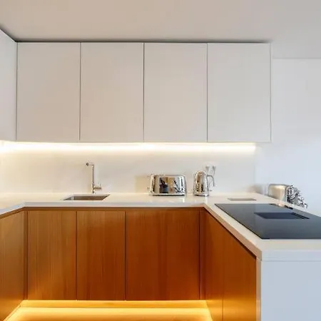 Luxurious With Balcony In The Parque Eduardo Vii Region דירה *