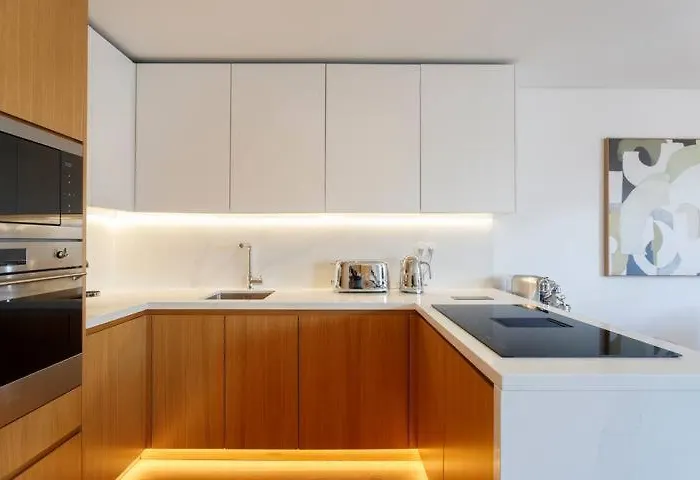 Luxurious With Balcony In The Parque Eduardo Vii Region 아파트 *